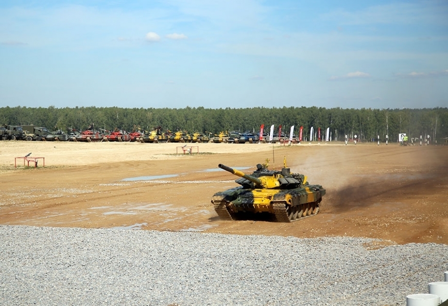 Азербайджанские военнослужащие приступили к первому заезду на конкурсе "Танковый биатлон"