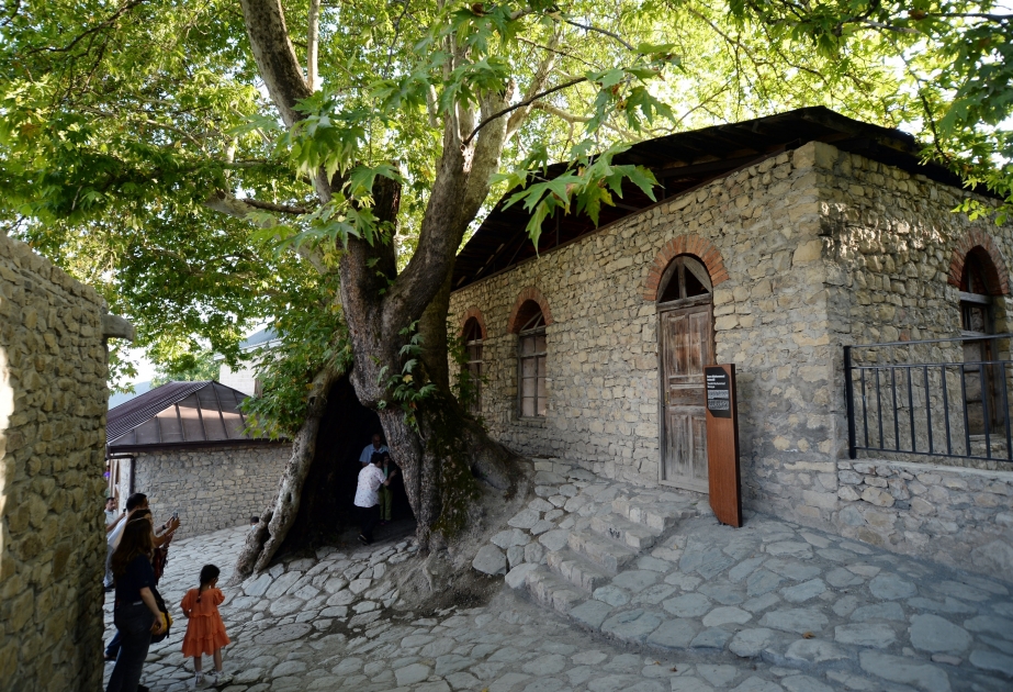 ترميم كتابة قديمة لمسجد الشيخ محمد في باسقال بأذربيجان