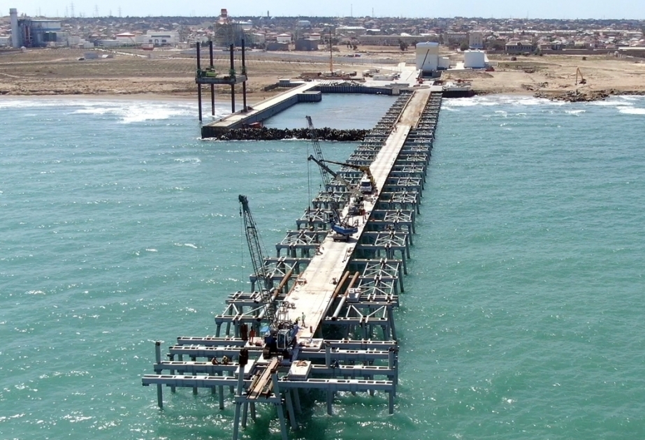 "Azerenerji" está construyendo un gran paso elevado hacia el mar