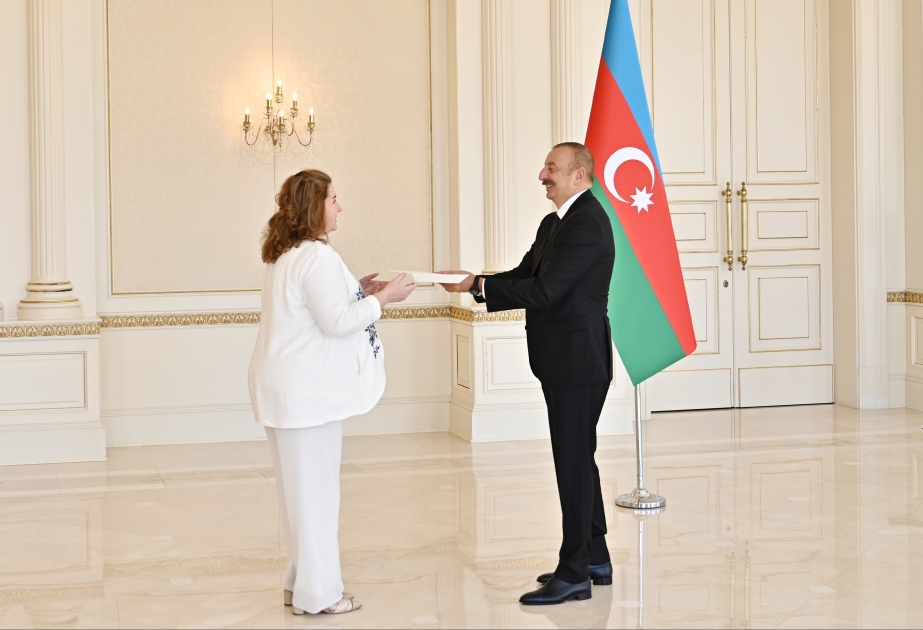 Mandatario azerbaiyano recibe las cartas credenciales de la flamante embajadora argentina
