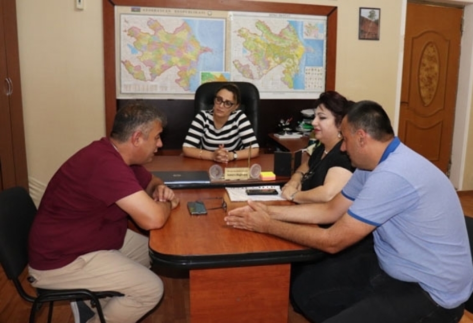 Director del Jardín Botánico de la Universidad Estatal de Samarcanda visita el Instituto de Dendrología de Bakú