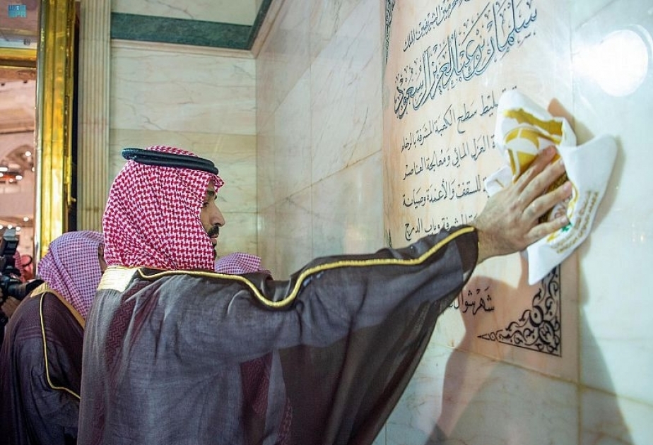 Saudi crown prince washes Holy Kaaba on behalf of King Salman