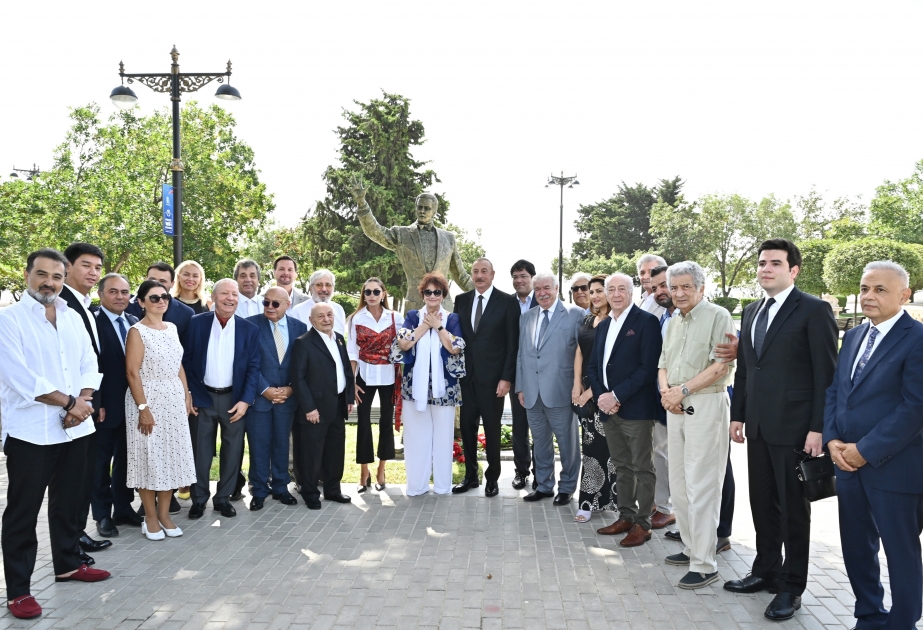 Bakou : une statue du chanteur Muslum Magomaïev inaugurée dans le Parc national en bord de mer  Le président Ilham Aliyev et son épouse Mehriban Aliyeva participent à la cérémonie VIDEO