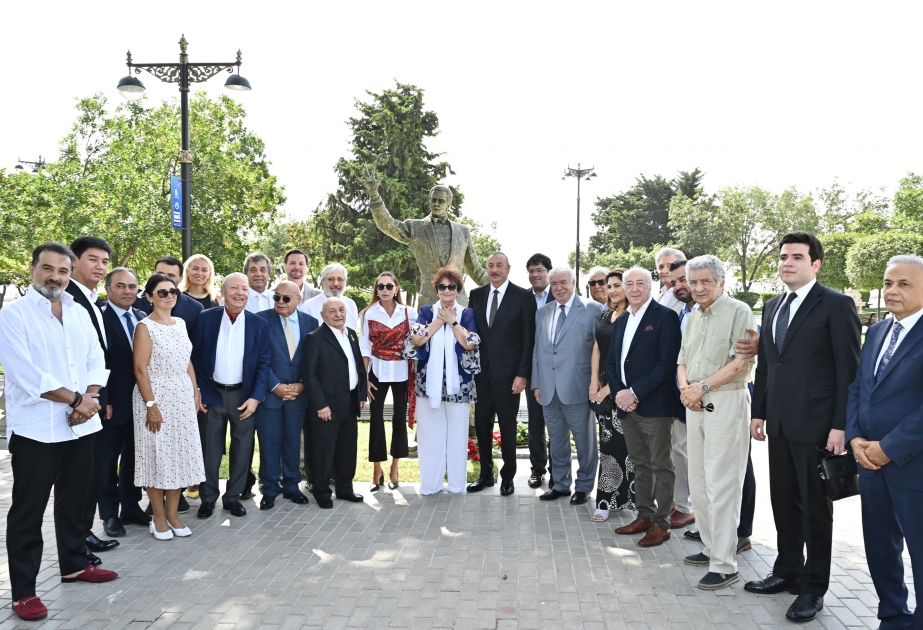 Präsident Ilham Aliyev enthüllt Denkmal von Muslim Magomaev in Baku VIDEO