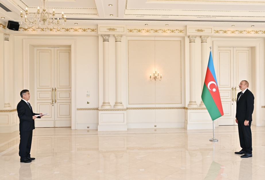Prezident İlham Əliyev Monqolustanın Azərbaycanda yeni təyin olunan səfirinin etimadnaməsini qəbul edib  YENİLƏNİB VİDEO