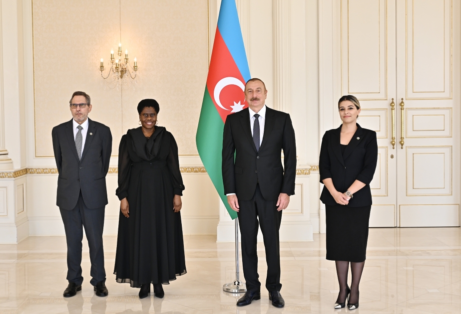 Prezident İlham Əliyev Cənubi Afrika Respublikasının Azərbaycanda yeni təyin olunan səfirinin etimadnaməsini qəbul edib YENİLƏNİB VİDEO