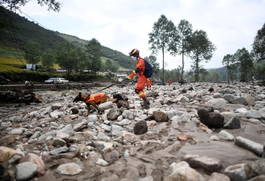 До 16 человек возросло число погибших в результате схода горных потоков на северо-западе Китая