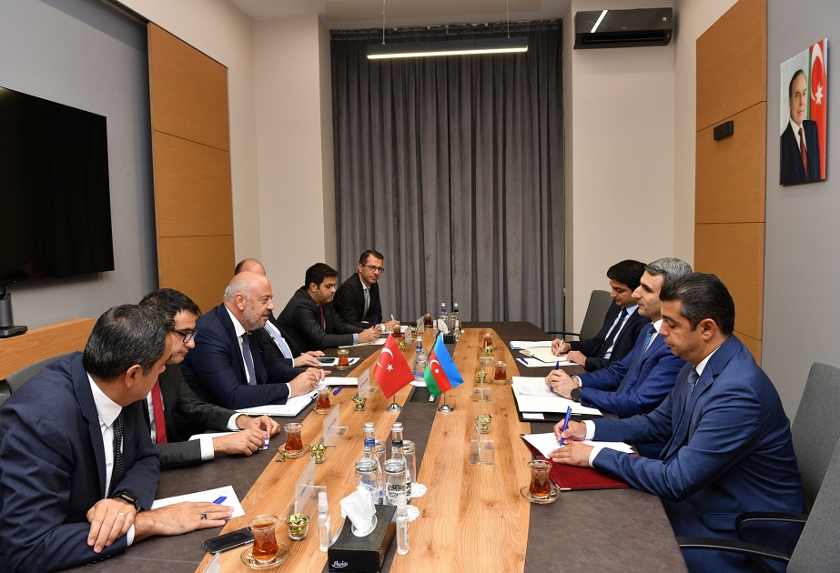 مناقشة قضايا التعاون في مجال النقل وتكنولوجيا المعلومات والاتصالات بين أذربيجان وتركيا