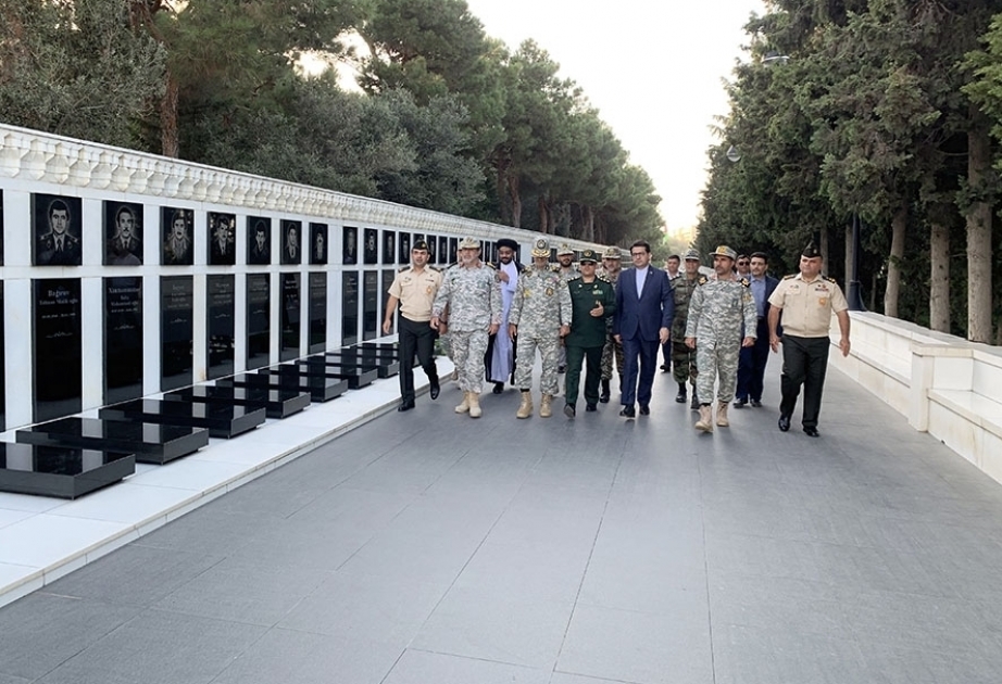 Iranian military delegation visits Alley of Martyrs