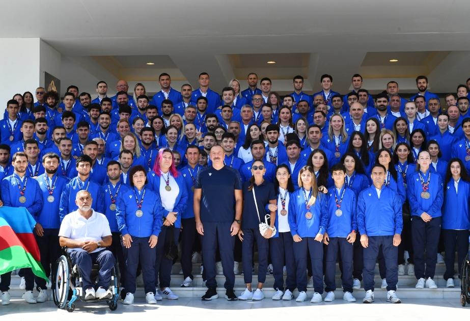 President Ilham Aliyev and First Lady Mehriban Aliyeva met with Azerbaijani athletes who succeeded in 5th Islamic Solidarity Games VIDEO