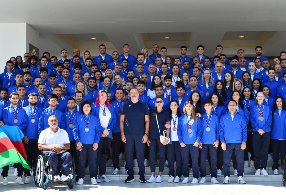 El Presidente Ilham Aliyev y la Primera Dama Mehriban Aliyeva se reúnen con los atletas que ganaron medallas en los V Juegos de Solidaridad Islámica