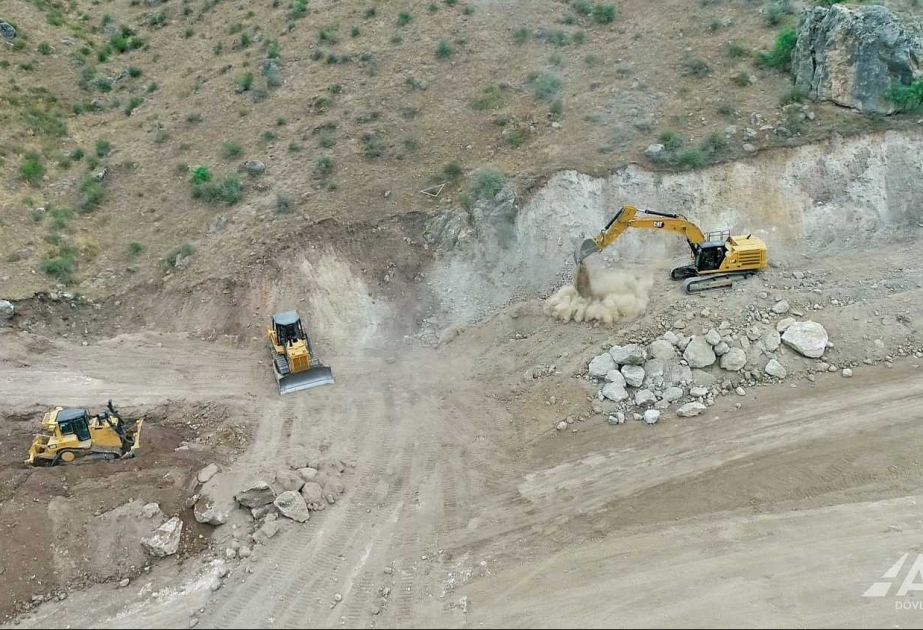 Qubadlı-Eyvazlı avtomobil yolu boyunca geniş miqyaslı tikinti işləri davam etdirilir