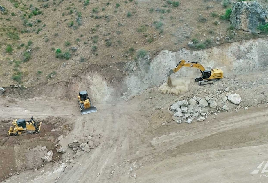 Continúan los trabajos de construcción a gran escala en la carretera de Gubadli a Eyvazli
