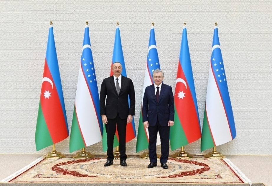 El Presidente de Uzbekistán llamó al Presidente Ilham Aliyev