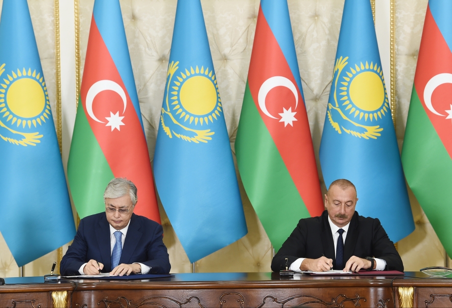 توقيع وثائق أذربيجان وكازاخستان