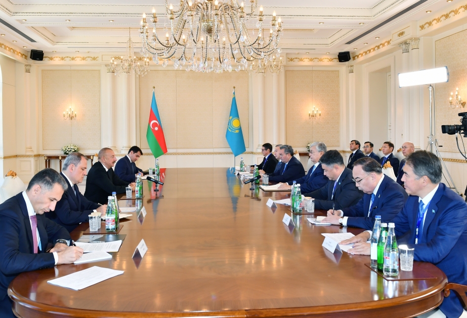 Mandatarios de Azerbaiyán y Kazajstán sostienen una reunión ampliada