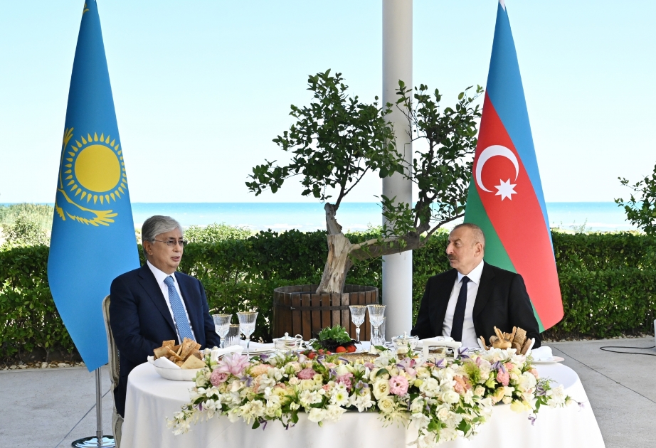 Präsident Ilham Aliyev gibt Gastmahl zu Ehren von seinem kasachischen Amtskollegen VIDEO