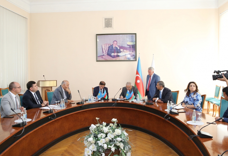 Se firma un memorando entre las Academias de Administración Pública de Kazajstán y Azerbaiyán