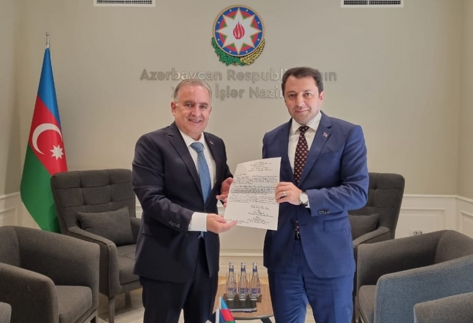 Embajador dominicano entrante presenta copia de sus cartas credenciales al vicecanciller de Azerbaiyán