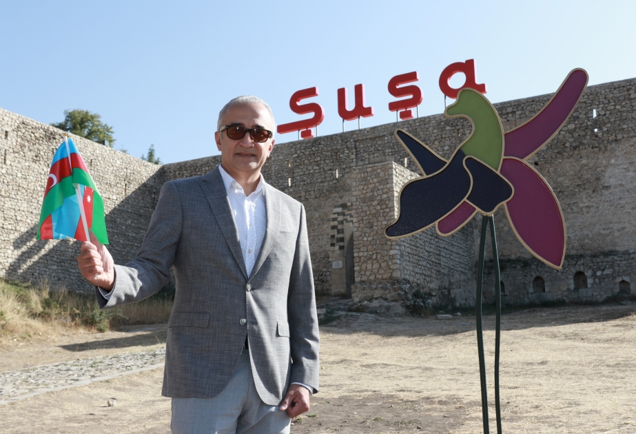 El bisnieto de Iravan khan visita el palacio de Panahali khan en Shusha