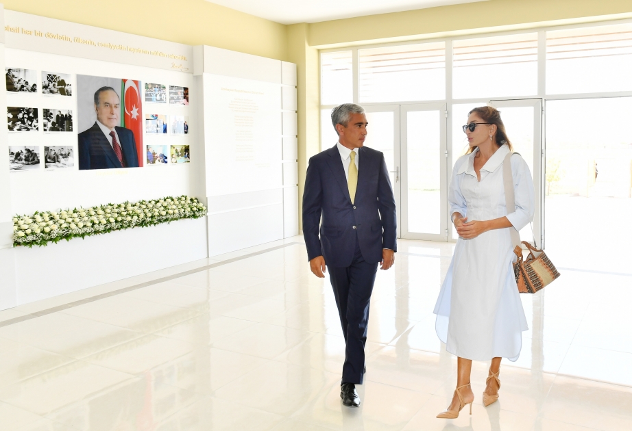 Birinci vitse-prezident Mehriban Əliyeva Binə qəsəbəsində orta məktəb binasının, Qaraçuxur qəsəbəsində körpələr evi-uşaq bağçasının açılışlarında iştirak edib VİDEO