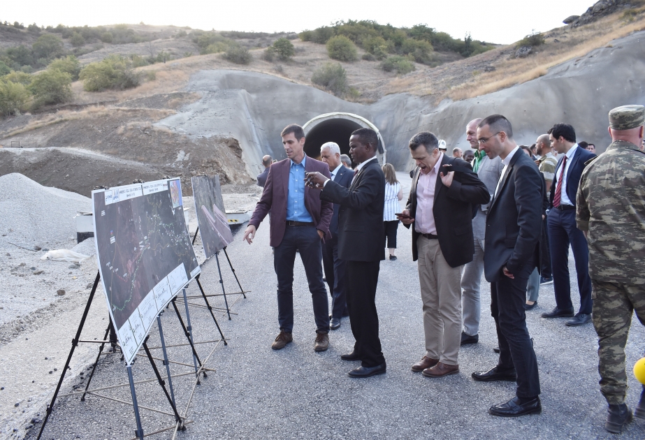 Xarici diplomatlar Əhmədbəyli-Füzuli-Şuşa avtomobil yolu üzərində tikintisi yekunlaşmaqda olan tunellə tanış olublar