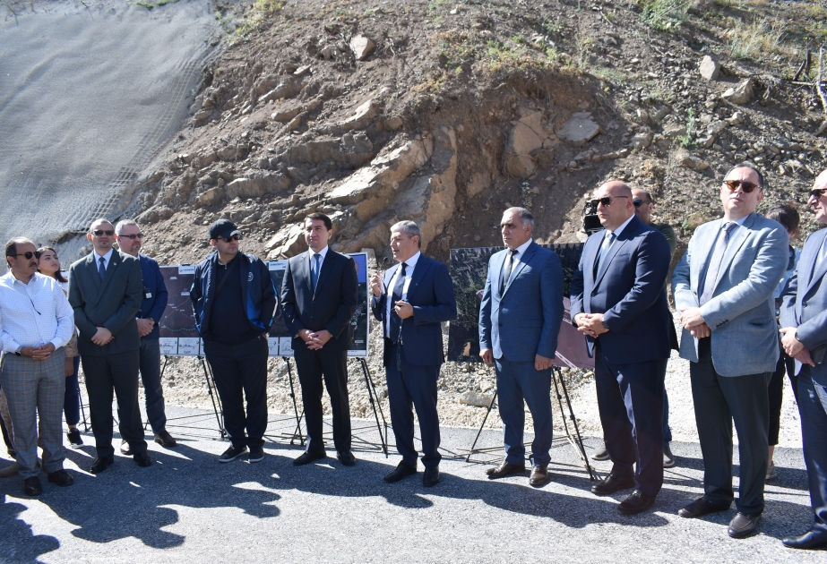 Xarici diplomatların növbəti qrupu Əhmədbəyli-Füzuli-Şuşa avtomobil yolunda görülən işlərlə tanış olublar
