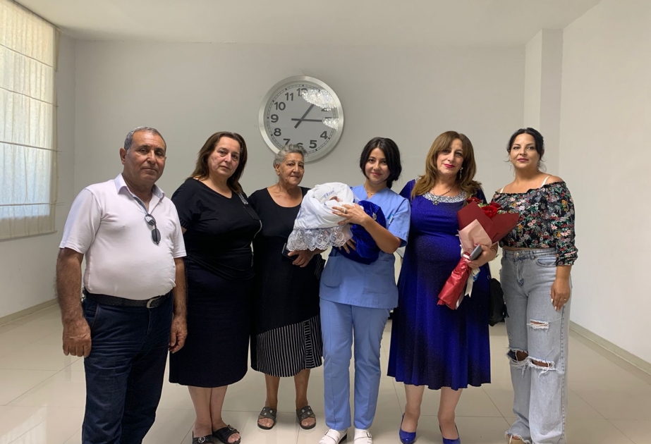 57 yaşlı qadın 15 il sonsuzluq sonrası ana olub