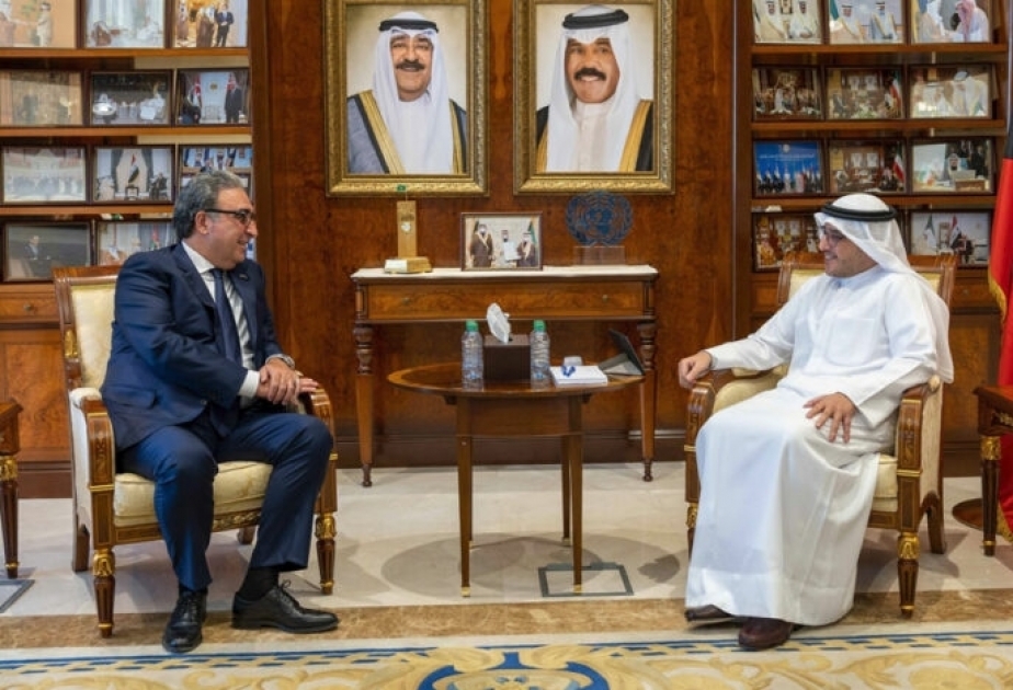 Canciller de Kuwait recibe al embajador de Azerbaiyán con motivo de la finalización de su mandato