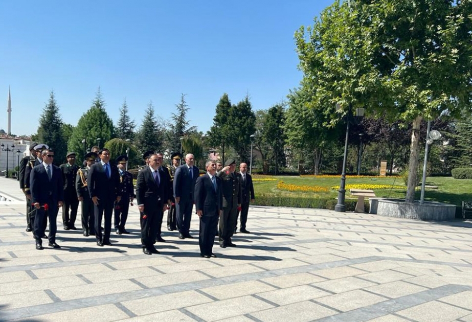 Müdafiə naziri Ankarada Heydər Əliyev Parkını ziyarət edib