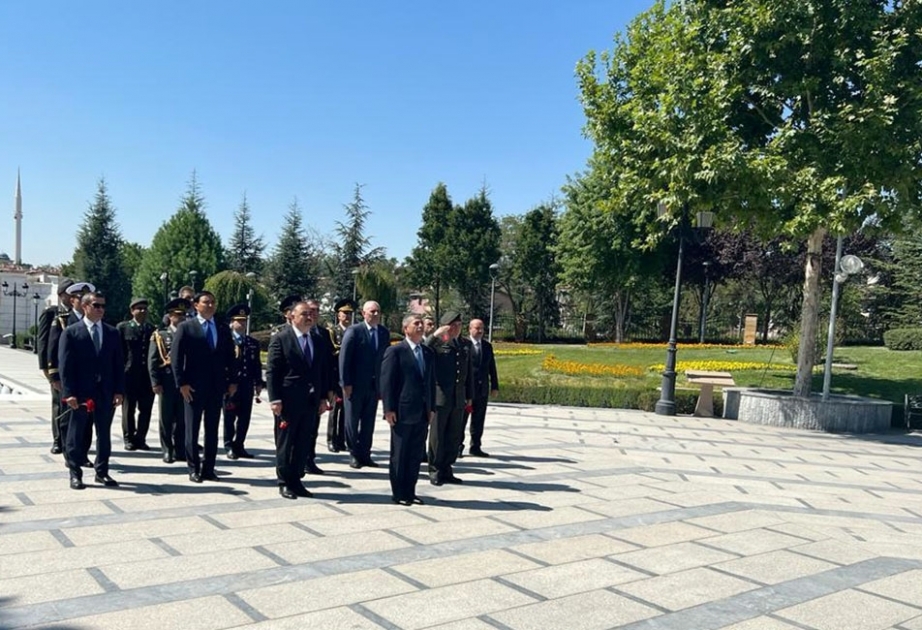 Министр обороны посетил парк Гейдара Алиева в Анкаре