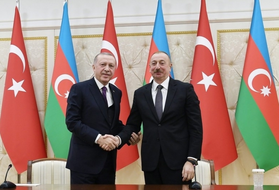 Präsident Ilham Aliyev übermittelt seinen türkischen Amtskollegen seine Glückwünsche zum Siegestag