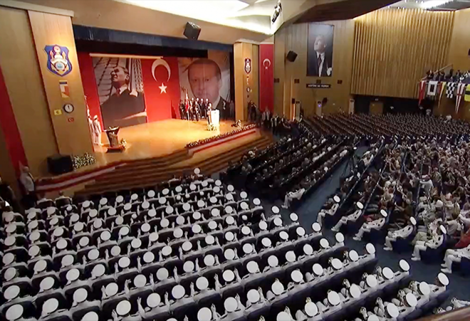 Müdafiə naziri Türkiyənin Hərbi Dənizçilik və Təyyarəçilik məktəblərinin buraxılış mərasimində iştirak edib