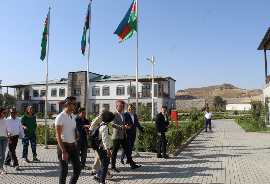 ممثلون عن وسائل الاعلام الجماهيرية الاجنبية المعتمدة لدى منظمة الأمم المتحدة يزورون زنكزور الشرقية المحررة من الاحتلال الارميني