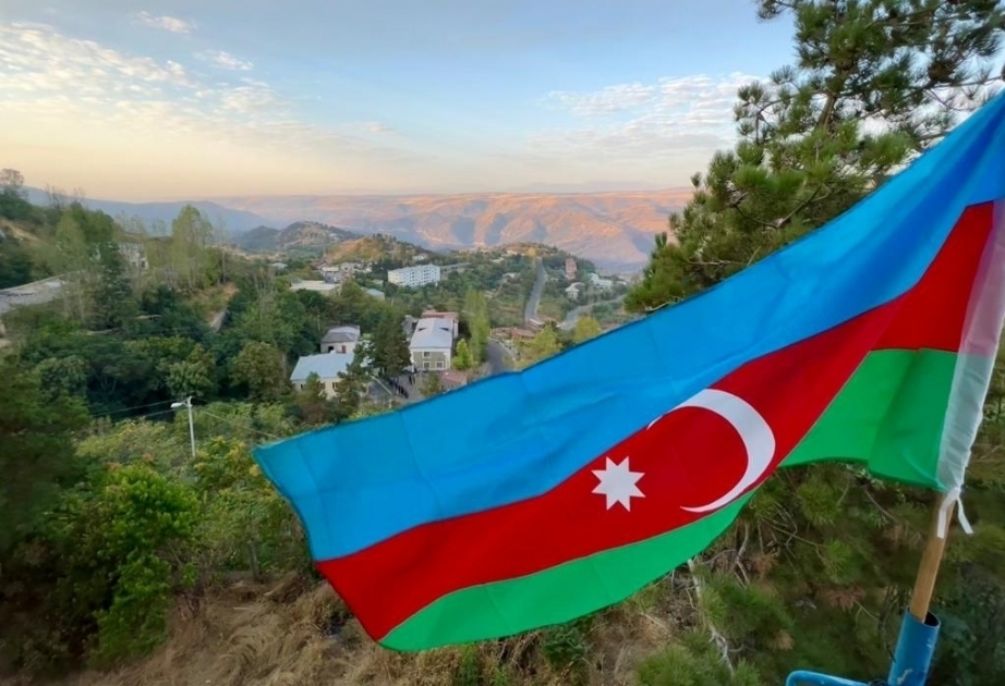 今日照片：阿塞拜疆国旗背景下的自由拉钦市