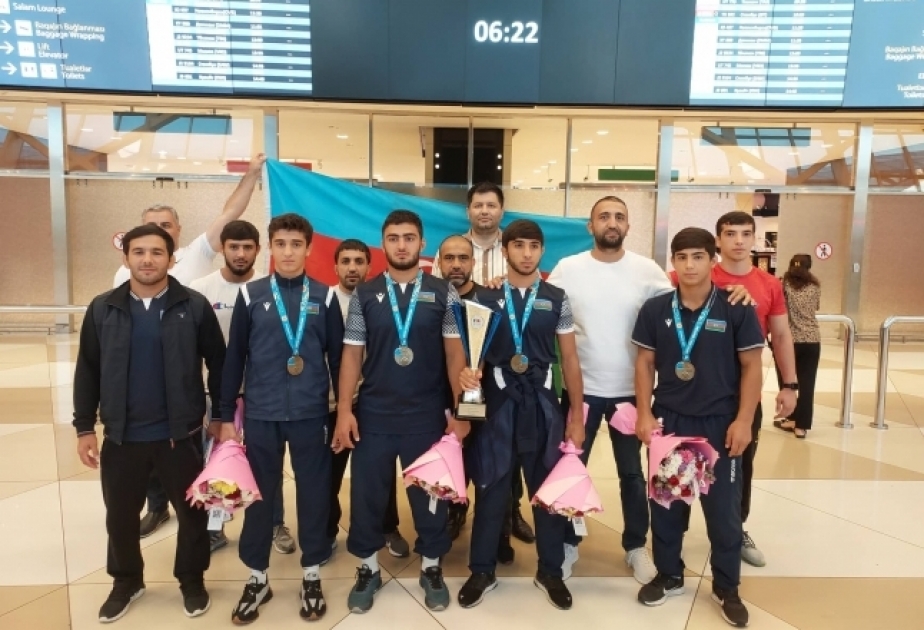 U-17 dünya çempionatında uğurlu çıxış edən çimərlik güləşi üzrə millimiz Vətənə qayıdıb