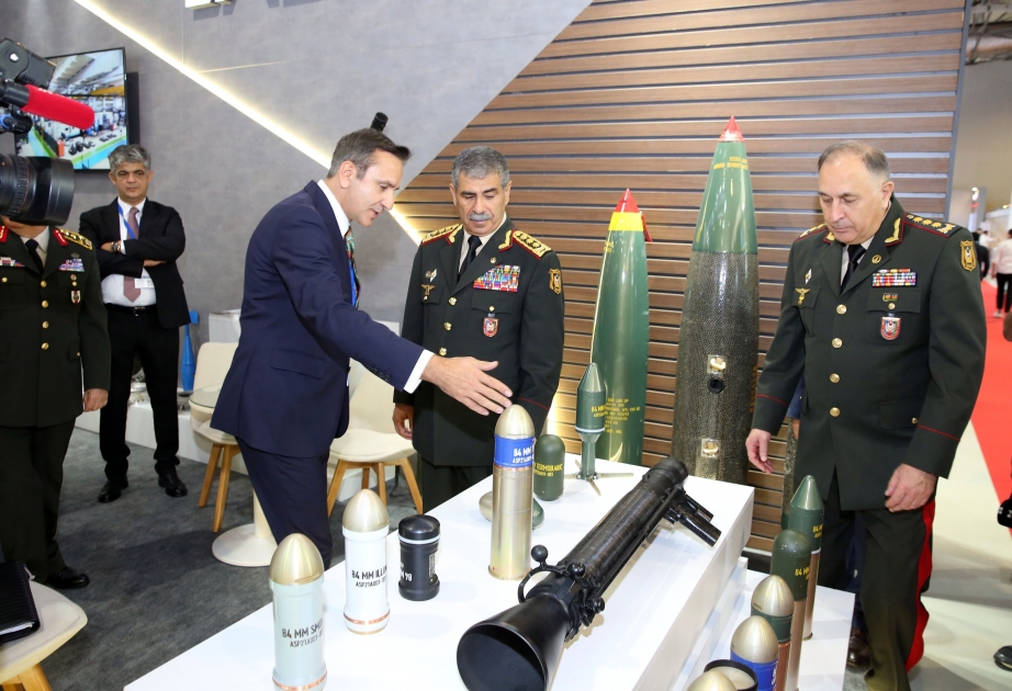 Verteidigungsminister Zakir Hasanov und türkischer Generalstabschef Yasar Güler besuchen Ausstellung “ADEX“