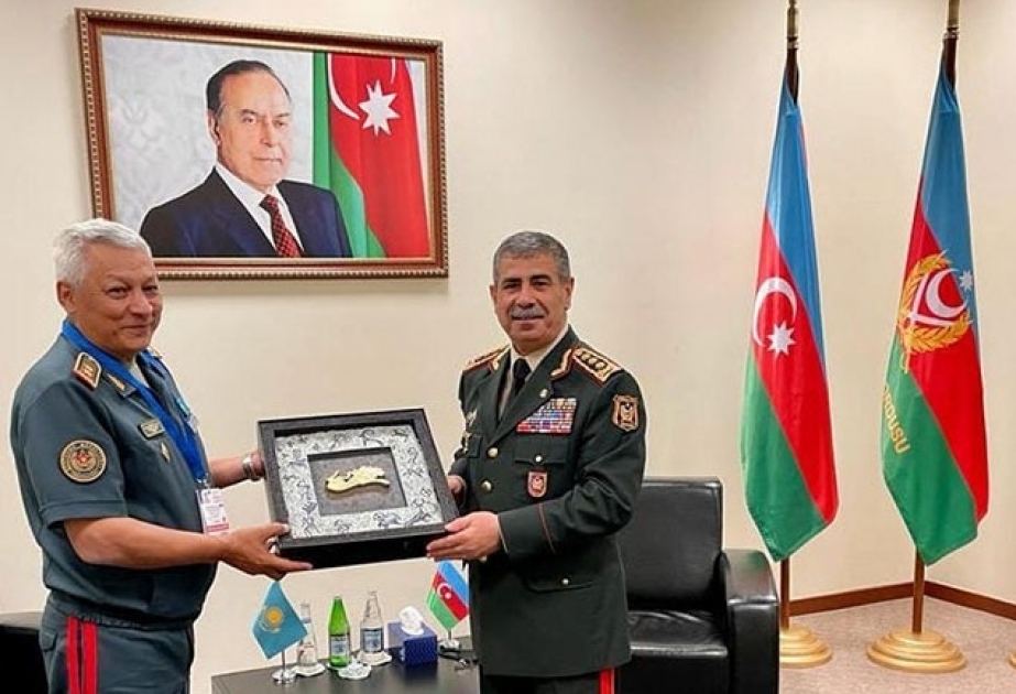 Министр обороны Азербайджана встретился с заместителем министра обороны Казахстана