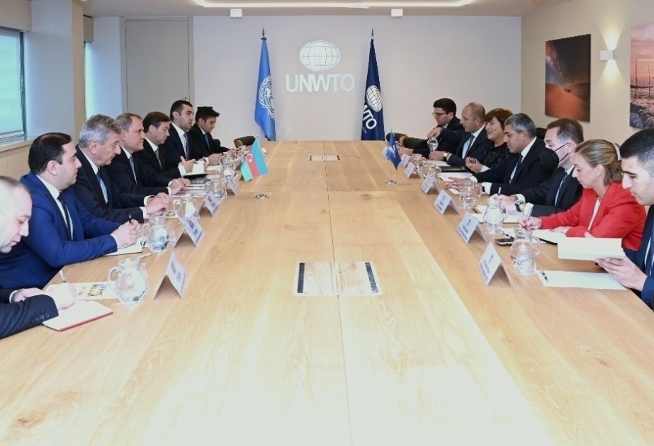 Ministro de Asuntos Exteriores de Azerbaiyán se reúne con el Secretario General de la Organización Mundial del Turismo