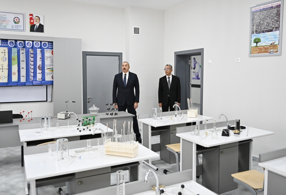 Präsident Ilham Aliyev weiht neu gebautes Schulgebäude in Surakhani Bezirk ein VIDEO