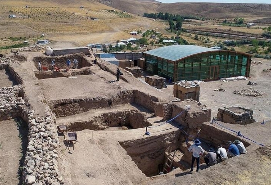 Ancient bronze wall plate unearthed in eastern Türkiye