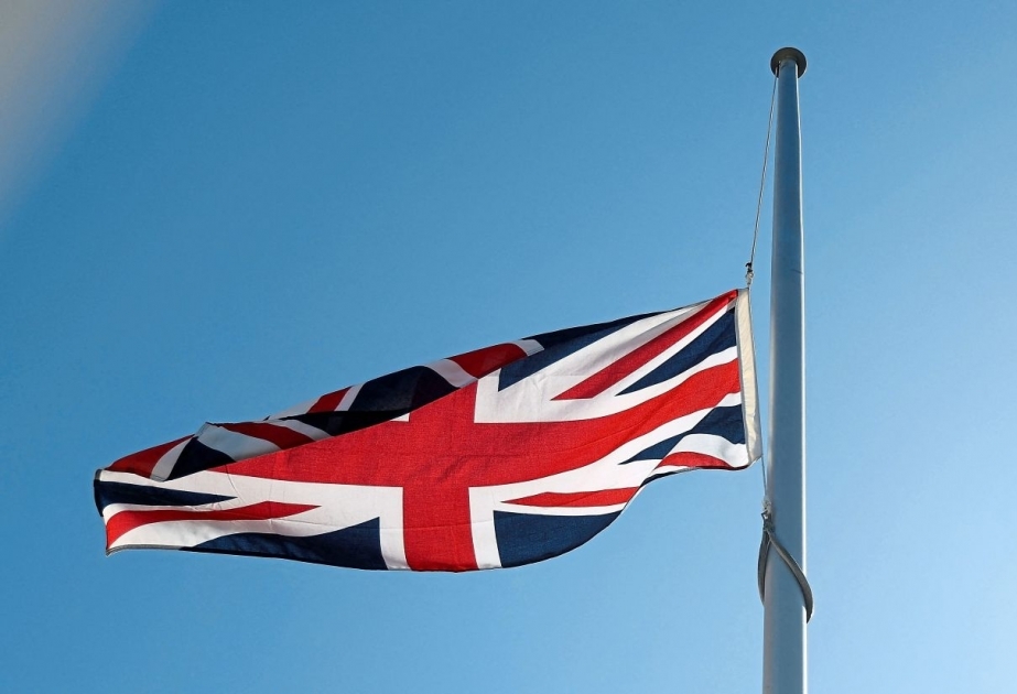 Con motivo del fallecimiento de la reina Isabel II, se arría la bandera nacional a media asta en la embajada británica en Azerbaiyán