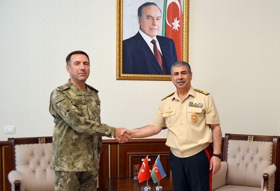 وزير الدفاع الاذربيجاني يلتقي رئيس القوة التركية في المركز المشترك التركي الروسي في أذربيجان