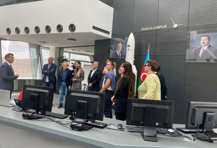 Astrofísicos chilenos visitan el Centro de Control Terrestre de los satélites principales de Azercosmos