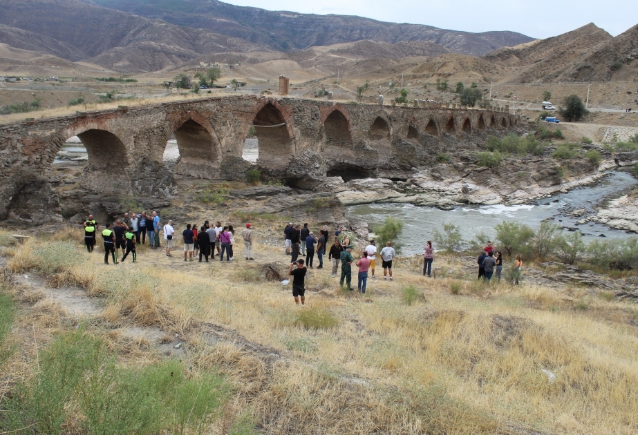 International travelers visit liberated Khudafarin Bridge