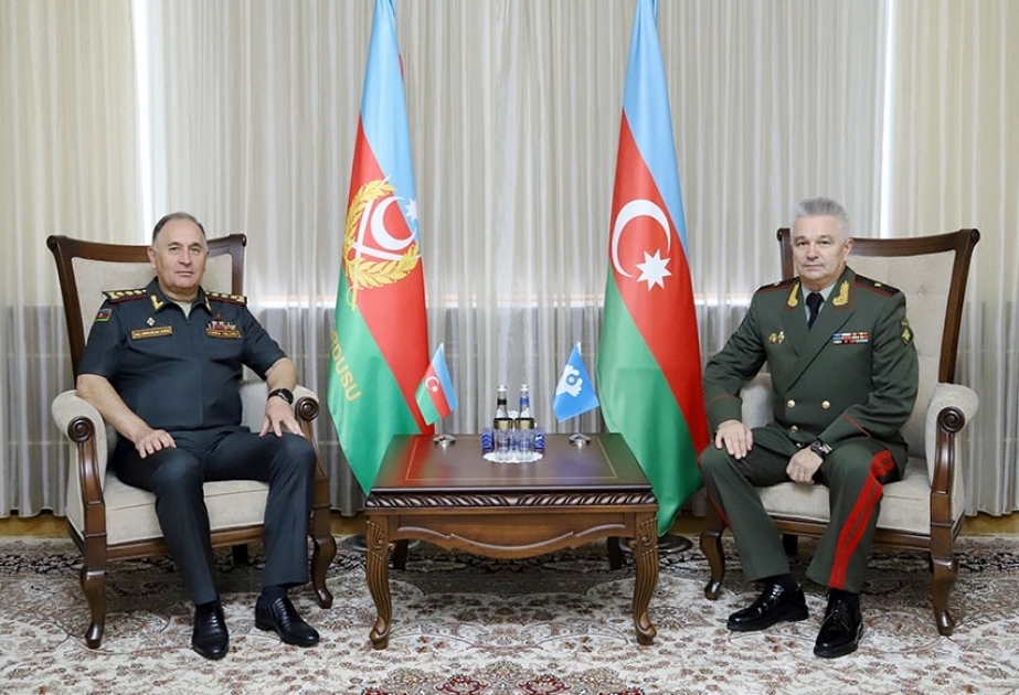 El Jefe del Estado Mayor del Ejército de Azerbaiyán se reúne con el Secretario del Consejo de Ministros de Defensa de la CEI