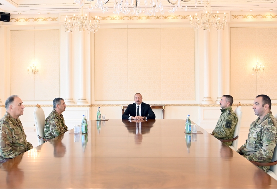 Präsident, Oberbefehlshaber Ilham Aliyev hielt dringende operative Beratung mit Führung der Streitkräfte ab