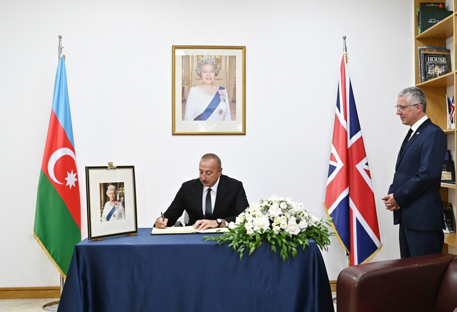 El presidente de Azerbaiyán visitó la Embajada británica en Azerbaiyán y expresó sus condolencias por la muerte de la reina Isabel II