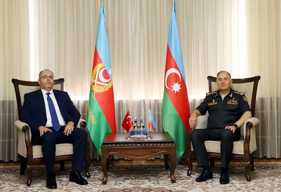 رئيس الأركان العامة للجيش الأذربيجاني يلتقي رئيس جامعة الدفاع الوطني التركية