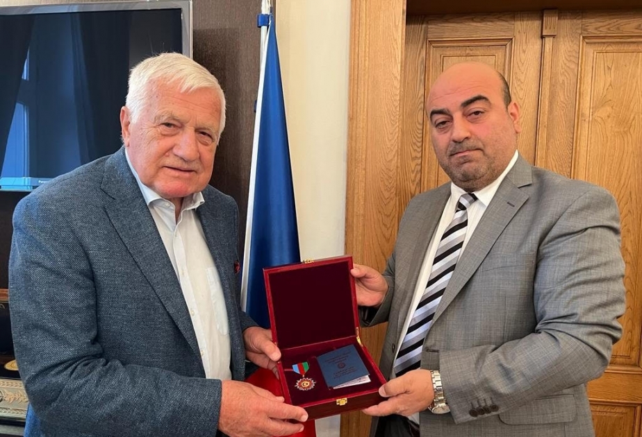 Bývalý český prezident Václav Klaus udělil zlatou medaili „Přítel Ázerbájdžánu“.